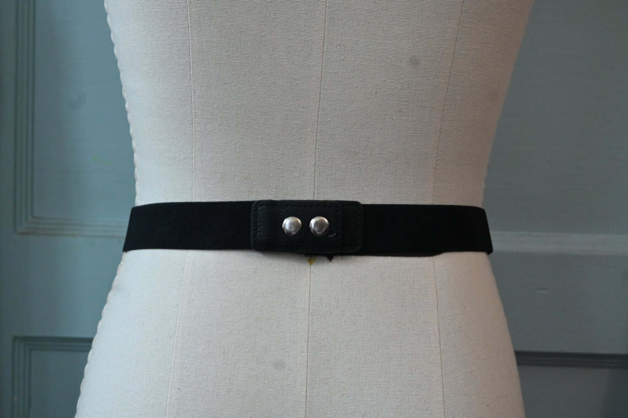 Black elastic belt with faux leather and gold chain detail - Image 3