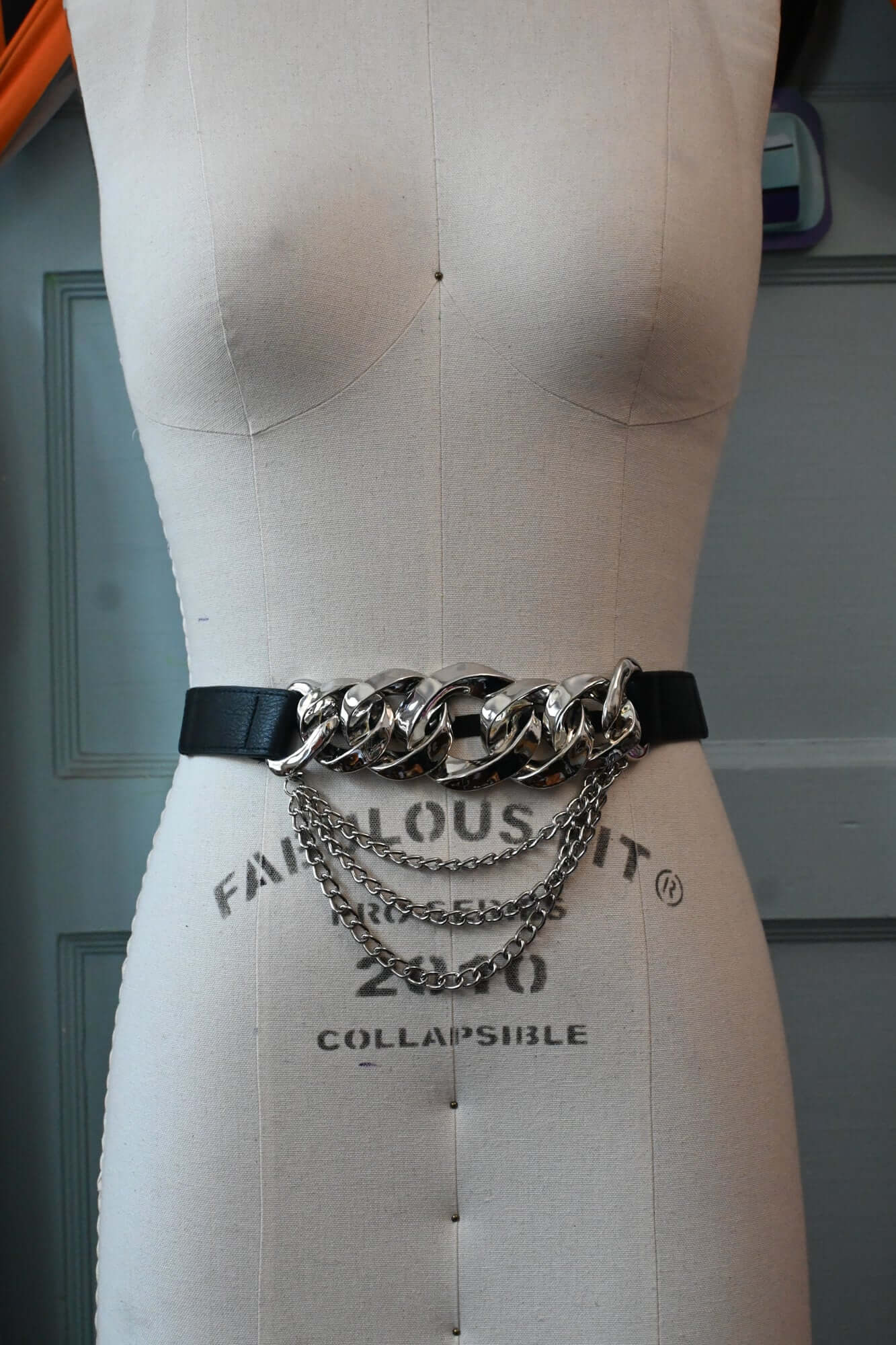 Black elastic belt with faux leather and silver chain detail - Image 2