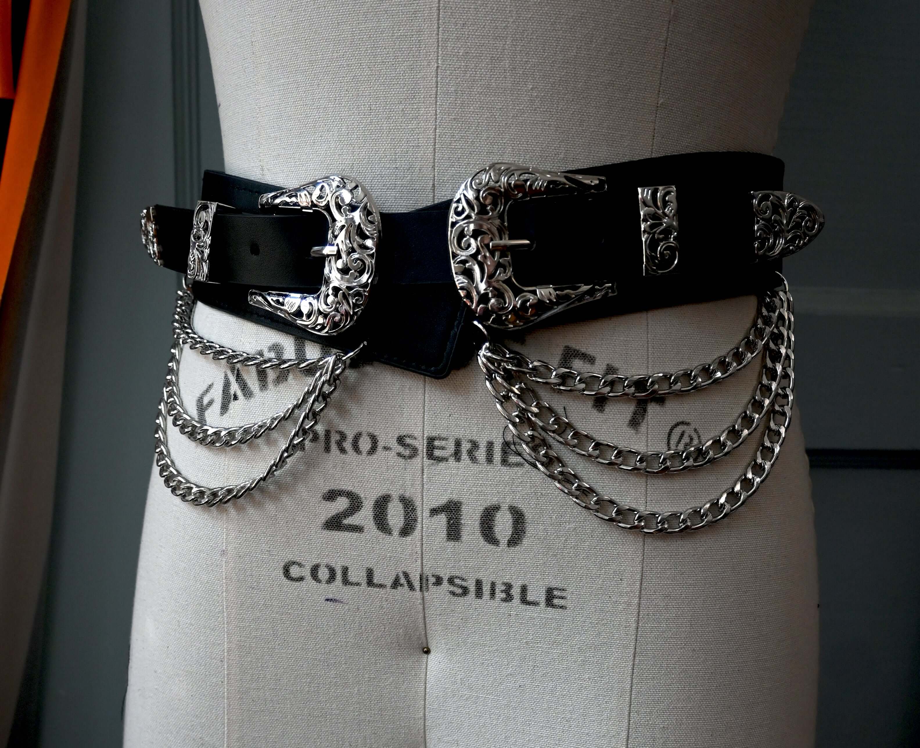 Western-style faux leather belt with triple chains - Image 2